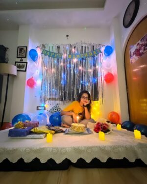 Shreema Bhattacherjee Instagram - কাল রাত তখন ঠিক বারোটা🙈আয়োজন একেবারে এলাহি❤️
জন্ম হয়েছিল বহুকাল আগে তবুও সেই খুশি কমেনি প্রিয় মানুষ গুলোর
ধন্যবাদ @officialindranil @lisaachatterjee ❤️❤️❤️