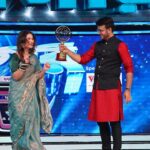Shreema Bhattacherjee Instagram - And just like that 2024 started with a bang! Winning dadagiri was always a dream come true. Thank you universe ❤️🕉️✨ #dadagiri #zeebangla #blessed #winner #2024 #shreemabhattacherjee #1111 @zeebanglaofficial ❤️ 🥻 @shimontinii ✨ Styling @subrata4462 ✨🤍