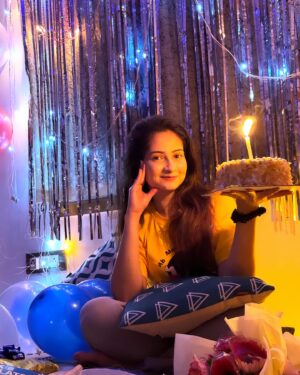 Shreema Bhattacherjee Instagram - কাল রাত তখন ঠিক বারোটা🙈আয়োজন একেবারে এলাহি❤️
জন্ম হয়েছিল বহুকাল আগে তবুও সেই খুশি কমেনি প্রিয় মানুষ গুলোর
ধন্যবাদ @officialindranil @lisaachatterjee ❤️❤️❤️