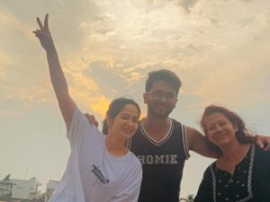 Shreema Bhattacherjee Instagram - প্রথম ছবিতে -বিকেলের মনোরম পরিবেশে ডাঙ্গাতেই নৌকবিহার😉
দ্বিতীয় ছবিতে -আমার পাগলাম কে মেনে নিয়ে ছবিতোলার প্রচেষ্টা😬
তৃতীয় ছবিতে -ঠান্ডা হওয়া ,চাঁদের আলোর সাথে অনেক গল্প আর হাসি❤️
শেষের ৩টে ছবি তোমাদের জন্য!!!
🌝🌅🐚