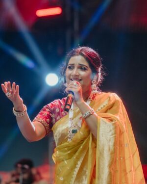 Shreya Ghoshal Instagram - दिव्य अनुभूति 🙏🏻🩷

Outfit: @madhurya_creations
Jewellery: @curiocottagejewelry
Stylist: @stylebysaachivj
Styling Team: @styledbynikinagda
📸 @_smfilms