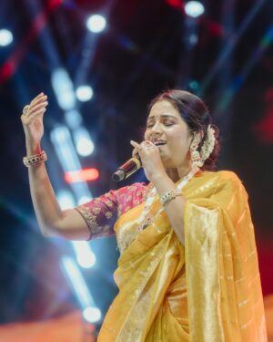 Shreya Ghoshal Instagram - दिव्य अनुभूति 🙏🏻🩷

Outfit: @madhurya_creations
Jewellery: @curiocottagejewelry
Stylist: @stylebysaachivj
Styling Team: @styledbynikinagda
📸 @_smfilms