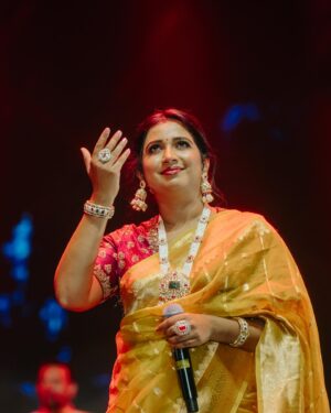 Shreya Ghoshal Instagram - दिव्य अनुभूति 🙏🏻🩷

Outfit: @madhurya_creations
Jewellery: @curiocottagejewelry
Stylist: @stylebysaachivj
Styling Team: @styledbynikinagda
📸 @_smfilms