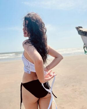 Shristi Shrestha Instagram - Sea la vie 🍯✨