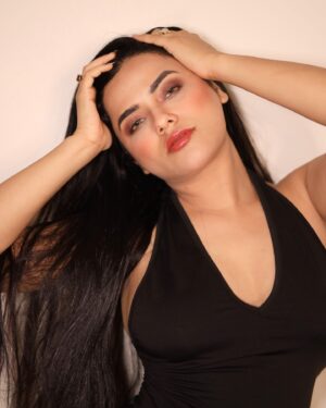 Shrutika Gaokkar Instagram - We normally say...
Time Changes and so do People...
but the fact is 
“Neither time changes nor people...”
only thing which changes with the time are “Priorities” and “Needs...”