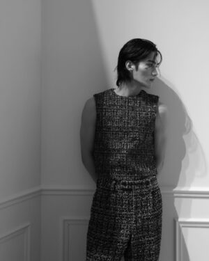 Shuzo Ohira Instagram - Dior

#dior #diorsummer24 #supportedbydior 
@dior @mrkimjones 

キム・ジョーンズが就任して5周年のメモリアルな
コレクションです！
伝統と破壊を包み込み、様々な影響とポップアイコンのコラージュを形にしたコレクションになっています💎