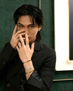 Shuzo Ohira Instagram - GRAFF

ローレンス グラフ シグネチャーの新作バングルを
タッチ＆トライできるイベントに行きました💎
このインストアイベントは、3月20日(水)～4月14日(日)の間
全国のグラフサロンにて開催しているようなので、皆さんも是非行ってみてください！🙏

@graff 
#graffsignature 
#mysignature 
#グラフ 
#pr 

H&M: @nobusawahitoshi 

Stylist: @yutoinagakiii

👔: @ferragamo
