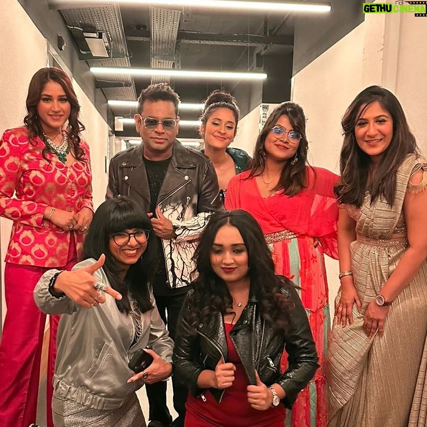 Shweta Mohan Instagram - Thank You @arrahman Sir for the opportunity to sing some of your greatest classics at the incredible concerts with your amazing team 🎉✨🎵💓🙏🏽 Such a memorable tour of #Europe this has been !!! @btosproductions 🤘 📸 - @ashik_shutters #30yearsofrahmania #ARRahmanLive #arrahmanliveinconcert #ShwetaMohanLive #shwetamohandiaries