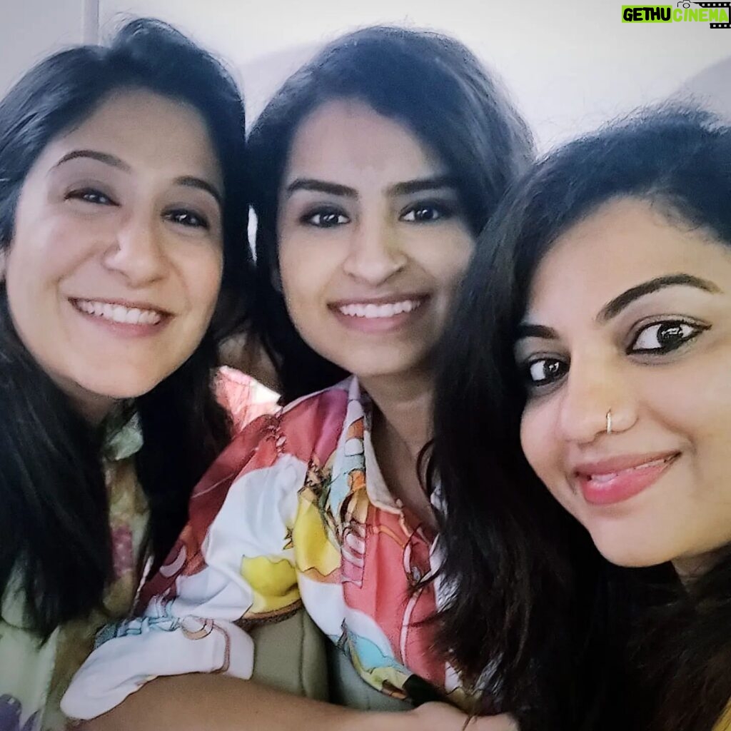 Shweta Mohan Instagram - Travelling together for the first time with my sister @sivaangi.krish , @soniceclipsesoul for #TheNameIsVidyasagar concert in #Malaysia on 14th !!! 😍☺️🥳💖✨ @binni.krishnakumar chechiyum varaairnnuuuu ... ☺️☺️💕