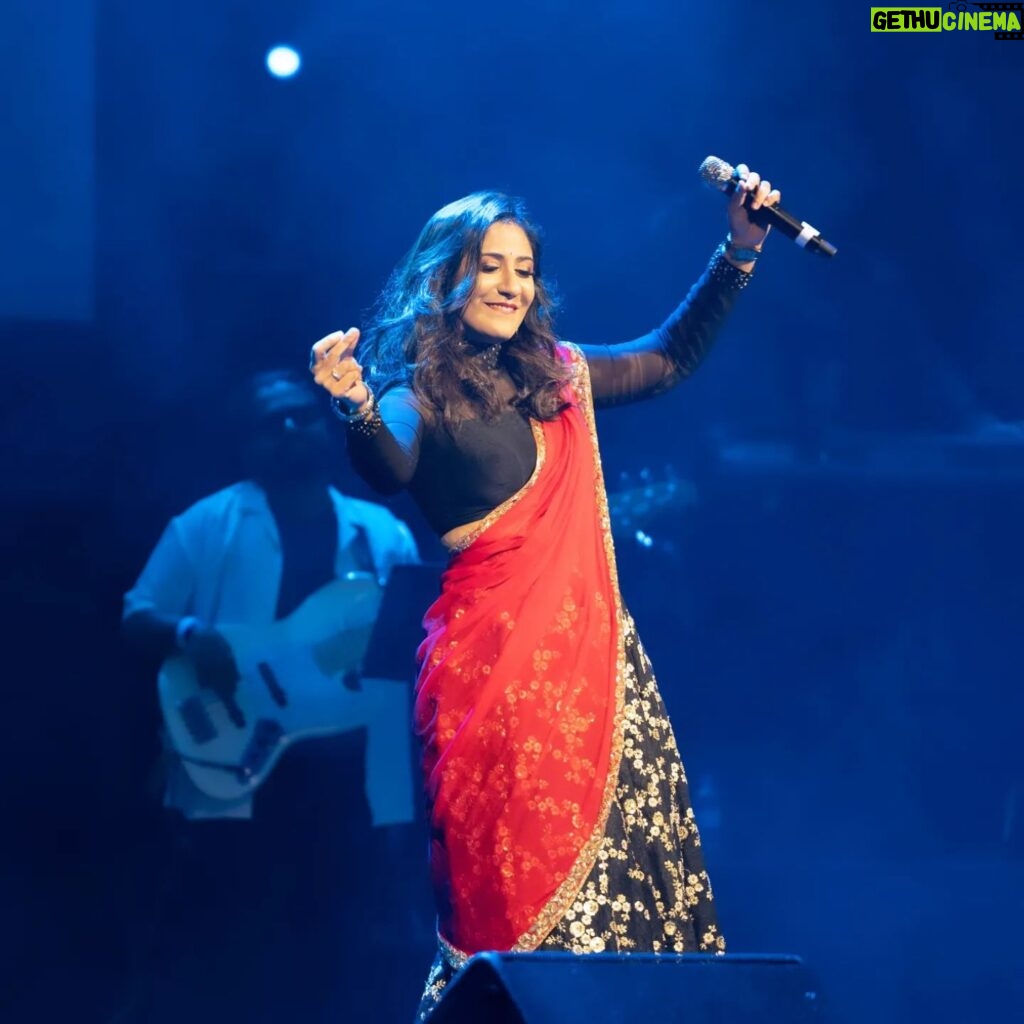 Shweta Mohan Instagram - This time last week ... Revelling in the love that was showered on us at the #InnumKonjamIsai #TOUR23UK ... Thank you for being a FANTASTIC audience #Birmingham and #London ❤️‍🔥 These two concerts are going to be cherished forever 💫 Thank you for these amazing captures @vijayvendhan