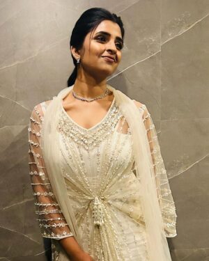 Shyamala Instagram - Who needs colours …? When we look fabulous in #white . #favcolor  Styled by : @impriyankasahajananda  Outfit :  @aaliyadeeba_official  Jewellery : @anyas_2020  Makeup : @vinod_bridelmakeupartist  Hair : Chandu