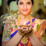 Shyamala Instagram - Deepthi Ganesh x Kalasha Fine Jewels Ft. @syamalaofficial Outfit by : @deepthiganeshlabel . Get magnificently crafted jewels for all your Special occasions from @kalasha_finejewels . DM for more details Shop over video call . . #kalashafinejewels #kalasha #trustedlegacy #southindiasfinestjeweller . . . #diamondjewellery #goldjewellery #jadaujewellery #templejewellery #bridaljewellery #indianbride #indianjewellery #telugubrides #tamilbrides #pellikuthuru #celebritywedding #southindianjewellery #teluguwedding #indianjewelry #bridalwear #polkijewellery #collectionlaunch #finejewelry #india #celeb #collab #diwali
