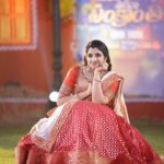 Shyamala Instagram - Esari #sankranthi mamuluga undadhu. Stay tuned to @zeetelugu to experience the festive vibe . #Styled by @impriyankasahajananda Outfit @manasareddy_label Jewlry @kushalsfashionjewellery #styledbypriyankasahajananda Makeup : @vinod_bridelmakeupartist Hair : @elegantbridalmakeovers 📸: @paulino_pictures
