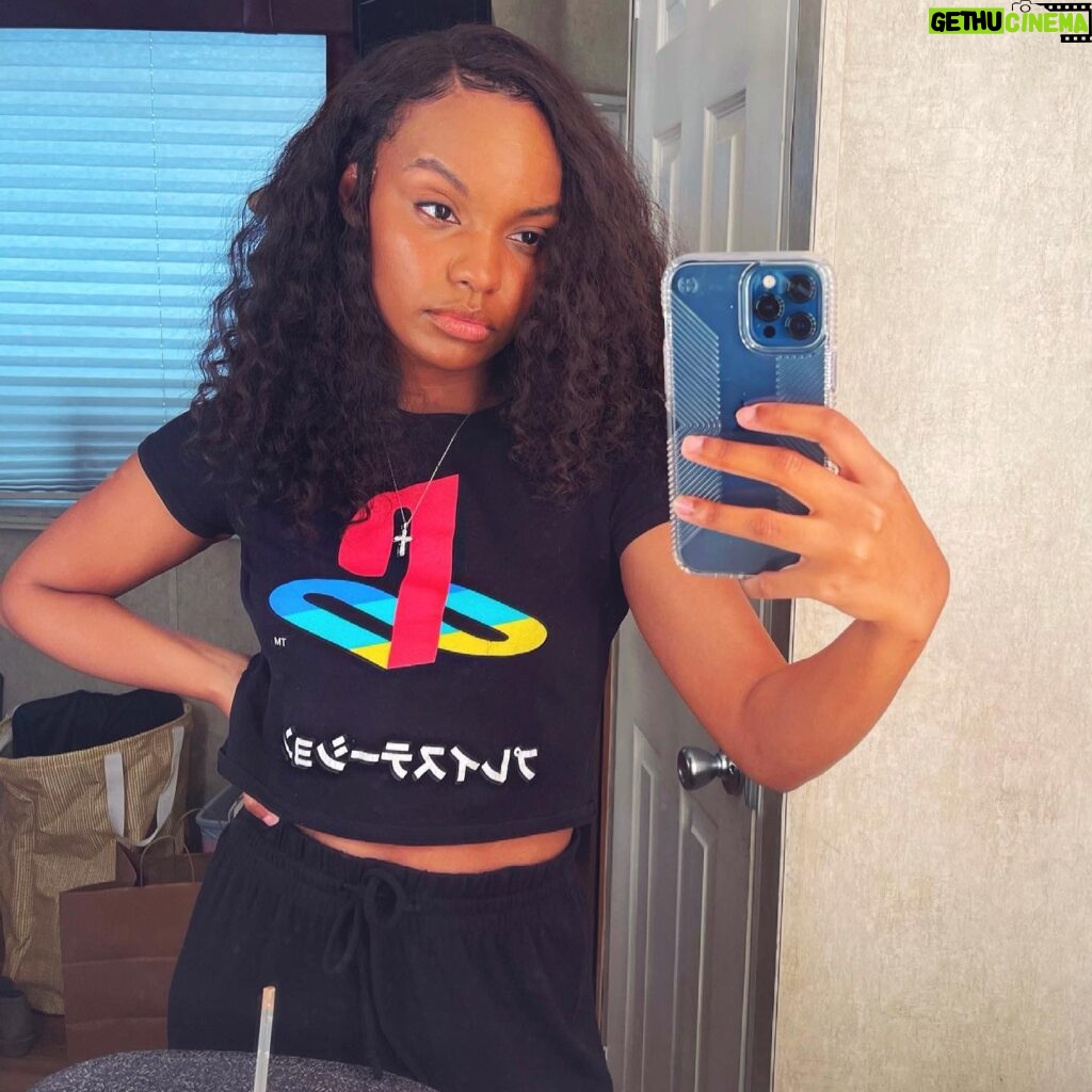 Sierra McClain Instagram - I rarely take photos but.. Grace wanted to say hi. And that she can’t wait to see y’all tomorrow. We are still on for 9pm tomorrow night, right?.. @911lonestar @foxtv 💫