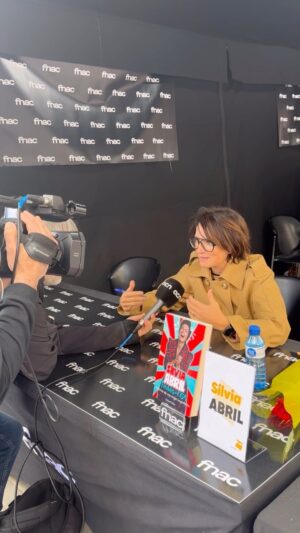 Silvia Abril Instagram - Quin Sant Jordi més emotiu ❤️
Ha estat un dia increïble, gràcies a totes les persones que us heu acostat a la signatura de llibres. 🌹🐉