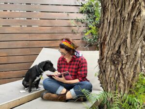 Silvia Abril Instagram - Va a hacer 6 meses que adoptamos a Balú, desde que llegó se ha convertido en una parte fundamental de nuestra familia. 👨‍👩‍👧🖤🐕
Él ya sabe lo que hay anotado en mi libreta, a vosotros aún os queda un poco para descubrir todo lo que se viene 🫣😍 Estad ATENTOS ! 👀