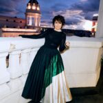 Silvia Abril Instagram - Recordando la maravillosa noche que nos hizo vivir @fotogramas_es y el precioso discurso de @julieta_martialay ❤️❤️ Fue un honor para mi poder entregar el premio a mejor actor de teatro, enhorabuena @mikiesparbe y a todos los premiados y nominados. Gracias a la familia @cramtalent por acompañarme otra noche más 🥰🥰 Y a @rodrigogalo_ porque siempre hace su magia @shiseido #ShiseidoMakeup