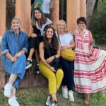 Silvia Abril Instagram - Aquí la MADRE y todo el séquito de madres al q tú has dado luz, gracias MAMA por todo , gracias y más gracias por darnos la vida y enseñarnos a ser la mejor versión de tí. Mujer tierna, amorosa, divertida, fuerte y flexible, alegre y mandona, bondadosa y generosa. Eres INSPIRACIÓN y TE AMOOOOOO aunque no te llame cada día, TE AMO!!!! FELIZ DÍA DE LA MADRE, MAMA!!! Y este año con una madre más en la família!!! BENVINGUDA @meritxell_abril !