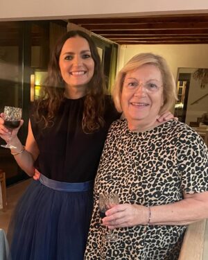 Silvia Abril Instagram - Aquí la MADRE y todo el séquito de madres al q tú has dado luz, gracias MAMA por todo , gracias y más gracias por darnos la vida y enseñarnos a ser la mejor versión de tí. Mujer tierna, amorosa, divertida, fuerte y flexible, alegre y mandona, bondadosa y generosa. Eres INSPIRACIÓN y TE AMOOOOOO aunque no te llame cada día, TE AMO!!!! FELIZ DÍA DE LA MADRE, MAMA!!! Y este año con una madre más en la família!!! BENVINGUDA @meritxell_abril !