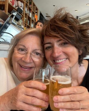 Silvia Abril Instagram - Aquí la MADRE y todo el séquito de madres al q tú has dado luz, gracias MAMA por todo , gracias y más gracias por darnos la vida y enseñarnos a ser la mejor versión de tí. Mujer tierna, amorosa, divertida, fuerte y flexible, alegre y mandona, bondadosa y generosa. Eres INSPIRACIÓN y TE AMOOOOOO aunque no te llame cada día, TE AMO!!!! FELIZ DÍA DE LA MADRE, MAMA!!! Y este año con una madre más en la família!!! BENVINGUDA @meritxell_abril !