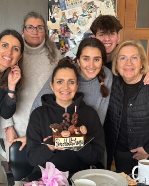 Silvia Abril Instagram - Aquí la MADRE y todo el séquito de madres al q tú has dado luz, gracias MAMA por todo , gracias y más gracias por darnos la vida y enseñarnos a ser la mejor versión de tí. Mujer tierna, amorosa, divertida, fuerte y flexible, alegre y mandona, bondadosa y generosa. Eres INSPIRACIÓN y TE AMOOOOOO aunque no te llame cada día, TE AMO!!!! FELIZ DÍA DE LA MADRE, MAMA!!! Y este año con una madre más en la família!!! BENVINGUDA @meritxell_abril !