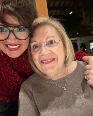 Silvia Abril Instagram - Aquí la MADRE y todo el séquito de madres al q tú has dado luz, gracias MAMA por todo , gracias y más gracias por darnos la vida y enseñarnos a ser la mejor versión de tí. Mujer tierna, amorosa, divertida, fuerte y flexible, alegre y mandona, bondadosa y generosa. Eres INSPIRACIÓN y TE AMOOOOOO aunque no te llame cada día, TE AMO!!!! FELIZ DÍA DE LA MADRE, MAMA!!! Y este año con una madre más en la família!!! BENVINGUDA @meritxell_abril !