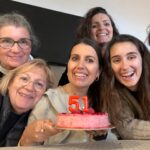 Silvia Abril Instagram - Aquí la MADRE y todo el séquito de madres al q tú has dado luz, gracias MAMA por todo , gracias y más gracias por darnos la vida y enseñarnos a ser la mejor versión de tí. Mujer tierna, amorosa, divertida, fuerte y flexible, alegre y mandona, bondadosa y generosa. Eres INSPIRACIÓN y TE AMOOOOOO aunque no te llame cada día, TE AMO!!!! FELIZ DÍA DE LA MADRE, MAMA!!! Y este año con una madre más en la família!!! BENVINGUDA @meritxell_abril !