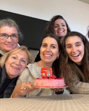 Silvia Abril Instagram - Aquí la MADRE y todo el séquito de madres al q tú has dado luz, gracias MAMA por todo , gracias y más gracias por darnos la vida y enseñarnos a ser la mejor versión de tí. Mujer tierna, amorosa, divertida, fuerte y flexible, alegre y mandona, bondadosa y generosa. Eres INSPIRACIÓN y TE AMOOOOOO aunque no te llame cada día, TE AMO!!!! FELIZ DÍA DE LA MADRE, MAMA!!! Y este año con una madre más en la família!!! BENVINGUDA @meritxell_abril !