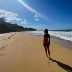 Silvina Luna Instagram - 📍Isla Colón, Panama ⁣ ⁣ Hoy salió caminata tempranito, tratando de incorporarla como hábito!⁣ ⁣ Esta zona de la isla y la playa se llama Bluff!⁣ El camino es soñado, rústico, selvático. ⁣ No llega la electricidad hasta acá, hay pocos hoteles y casas que funcionan con paneles solares 👏🏻👏🏻ideal para desconectar…⁣ ⁣ Además de tener enfrente para mí una de las playas más bonitas que vi 😍 amplia y extensa! ⁣ Playita elegida por surfistas de todo el mundo, por sus olas perfectas! ⁣ ⁣ Que lindo compartir con ustedes mis días acá 🏝✨⁣ Con que actividad arracaste esta mañana!?