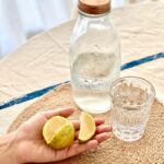 Silvina Luna Instagram - Quiero compartirles una rutina de todas mis mañanas. ⁣⁣⁣⁣ ⁣⁣⁣⁣ En ayunas, exprimo un limón, le pongo agua tibia y lo bebo. Es un detox diario que ayuda a alcalinizar el cuerpo naturalmente. ⁣⁣⁣⁣ ⁣ ¿Qué es alcalinizar?⁣⁣⁣⁣ ⁣⁣⁣⁣ En nuestro cuerpo hay una interacción de ácidos y álcalis todo el tiempo.⁣⁣⁣⁣ ⁣⁣⁣⁣ Nuestra alimentacion muchas veces tiene tendencia a generar un medio ácido dentro nuestro, esto puede provocar daño celular y enfermedades a largo plazo.⁣⁣⁣⁣ ⁣⁣⁣⁣ Por eso tomar alimentos y bebidas que ayuden a generar un medio alcalino le facilita el trabajo al cuerpo. ⁣⁣El limón con el agua tibia ayuda en este proceso.⁣⁣ ⁣⁣⁣⁣ Gracias a Jose mi médico ayurvédico por estos tips y consejos @jose.a.harvey ⁣ ⁣ ¿Cuál es tu rutina a la mañana?
