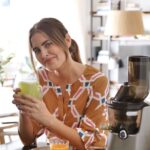 Silvina Luna Instagram - List@s para este jugo MAGICO✨✨?⁣ ⁣ 🌱8/9 varillas de apio enteras (si son orgánicas, mejor).⁣ - en extractor de jugos.⁣ - en licuadora (colarlo para sacarle la fibra que queda)⁣ - un vaso grande, 400 cc aprox. Y es clave tomarlo en el momento para aprovechar al máximo sus propiedades.⁣ ⁣ 👉1 vaso de jugo de apio en ayunas todas las mañanas por 7 días ⁣ El jugo de apio:⁣ 🌱repara tu sistema digestivo: desinflama tu intestino, restablece tus niveles de ácido clorhídrico.⁣ 🌱es súper alcalino 🌱es altamente antiinflamatorio 🌱ayuda a bajar de peso 🌱ayuda a eliminar toxinas y purificarte 🌱ayuda a la digestión 🌱combate migrañas 🌱reduce la presión arterias 🌱ayuda a disminuir problemas de piel 🌱ideal para combatir anemia 🌱es muy rico en calcio 🌱disminuye dolores articulares. ⁣ Gracias por esta recomendación @the_food_alchimist 🤍