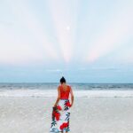 Silvina Luna Instagram - Tengo una frase que me define: "Viviendo simple, libre y consciente"⁣ y así nació mi otra cuenta @simpleyconsciente ⁣ ⁣⁣ Simple: porque disfruto de los pequeños momentos de la vida, de las sincronicidades y de estar presente. ⁣⁣ ⁣⁣ Libre: porque elijo quien quiero ser todos los días, con qué personas quiero compartir mi vida y mi energía. ⁣⁣ ⁣⁣ Consciente: porque me doy el tiempo para escuchar mi cuerpo y mente creando rutinas saludables.⁣⁣ ⁣⁣ ¿Tenes alguna frase que te acompañe?