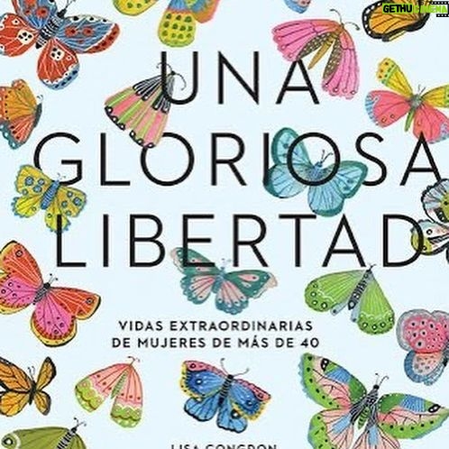 Silvina Luna Instagram - 🙌🏻Aquí & Ahora🙌🏻 Hoy quiero compartirte una reflexión del libro "Una gloriosa libertad" de Lisa Congdom, que leí hace un tiempo y que me llegó mucho. . Un texto que enfoca en la vida de las mujeres que llegan a los 4o años. ⁣ Lo hermoso de llegar a esta edad es que nos permite ser más nosotras mismas, tener mayor libertad, empoderamiento y nos preocupamos menos por lo que piensan los demás.⁣ ⁣ Con la edad las mujeres obtienen la libertad para perseguir desafíos nuevos y ser más audaces.⁣ ⁣ Es verdad que los cambios en el cuerpo y la experiencia de perder a seres queridos, son situaciones muy reales que acompaña el envejecimiento. Pero si las afrontamos con valentía y con un crecimiento espiritual, podemos descubrir que con la edad también potenciamos nuestra capacidad de amar, sentir compasión, ser valiente, mostrarnos más vulnerables y ser creativas.⁣ ⁣ Durante mucho tiempo a las mujeres se le ha dicho que una vez que alcanzaran cierta edad ya perdieron oportunidades de obtener la gloria.⁣ ⁣ Hoy muchas hay demostrado valentía y resilencia para desafiar estas visiones. Cada vez más mujeres comienzan a vivir al máximo persiguiendo sus propios sueños y deseos.⁣ ⁣ Hoy pueden vivir plenamente luego de que sus hijos ya no están en casa, sus compañeros no estén juntos a ellas o que sus carreras dejaron de ser significativas.⁣ ⁣ Nos han dicho a través de los años que guardemos silencio, que no quedemos quietas, que estemos reprimidas y no brillemos.⁣ ⁣ Hoy es el día para empezar a ser valientes!.⁣ . ¿Se sienten identificadas? . ¡Las leo! . . . . #unagloriosalibertad #reflexionesdevida #reflexiones #mujeres40 #mujereslibres #vivirelpresente #aquiyahora