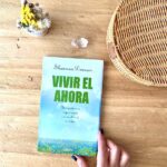 Silvina Luna Instagram - Les comparto este libro que tengo hace muchos años y es uno de mis favoritos. ⁣⁣ ⁣⁣ Me dio herramientas para transformar y despertar mi potencial. Me gusta abrirlo de vez en cuando en cualquier parte.⁣⁣ Es inspirador..⁣⁣ ⁣⁣ A veces las emociones son cárceles que aprisionan nuestro ser esencial y nos cierran la puerta a la vida en toda su plenitud y belleza. ⁣⁣ ⁣⁣ Sin embargo, la serenidad, la aceptación de nosotros mismos, la libertad y conciencia, están ahí a nuestro alcance, bajo la tremenda tormenta emocional. ⁣⁣ ⁣⁣ A través de ejercicios la autora, Shannon Duncan, te guía para tener plena conciencia del momento presente, dejando de lado los sufrimientos del pasado y el temor al futuro, para conocer el verdadero significado de nuestras emociones. ⁣⁣ ⁣⁣ Y así empezar a disfrutar de la calma y la felicidad que habitan en el interior de todos. ⁣⁣ ⁣⁣ Porque llegar a ser quienes realmente somos es el verdadero propósito de la existencia.