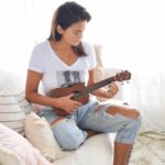 Silvina Luna Instagram - De chica toqué la guitarra hasta los 10 años impulsada por mi mamá y con el tiempo dejé de hacerlo. Hoy en día me dieron ganas de volver a la música y decidí experimentar con el Ukelele. Disfruto mucho del aprendizaje, de ver como evoluciono cada día y darme cuenta que con perseverancia siempre se puede aprender cosas nuevas. Gracias a mi Profe por la paciencia @verocenturyon
