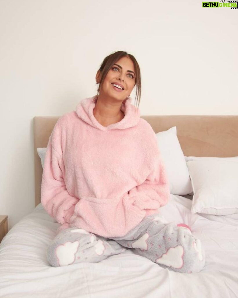Silvina Luna Instagram - #felizmartes ¿1,2,3 o 4? 🤗 Llegó el frescor y estoy 24/7 con mi pijama @ramatbleu 🥶😂 ¿Alguien más en la misma? . . 📸 @samuelganembeauty