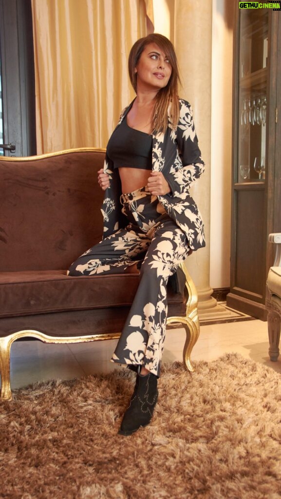 Silvina Luna Instagram - Hablemos de este conjunto canchero de @prussia_moda 🤎 Mi elegido para este viernes a la noche 😉 Entrá a su tienda www.prussia.com.ar y conocé toda la colección otoño invierno 🍁 #reel #moda #traje #silvinaluna #trend #elite #style #prussia