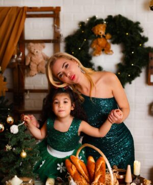 Simge Selçuk Instagram - 🥰 Kendinizi ve çevrenizdeki herşeyi çok sevdiğiniz bir yıl olsun. Mutlu yıllar🎉🎉🎉 📸 : @lea.babystudio