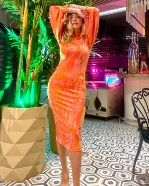 Simge Selçuk Instagram - 🎬 ( 🧡elbise @setre  styling: @aysegul_hsnoglu )