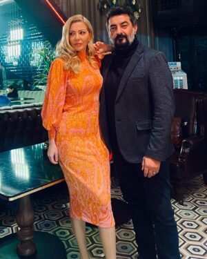 Simge Selçuk Instagram - 🎬 ( 🧡elbise @setre  styling: @aysegul_hsnoglu )