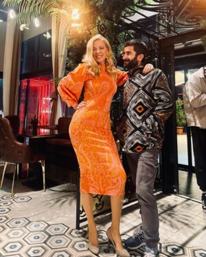 Simge Selçuk Instagram - 🎬 ( 🧡elbise @setre  styling: @aysegul_hsnoglu )