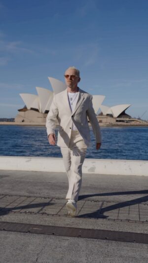 Simon Pegg Instagram - Just hanging out in Sydney Harbour, not taking myself too seriously. 😎🇦🇺
