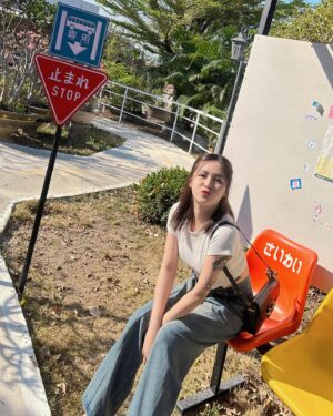 Siriamol Onkoon Instagram - นั่งท่าผู้บ่าวเอาดอกไม้มาให้ สิได่จั๊กดอกบ้น้อ 🤣💐