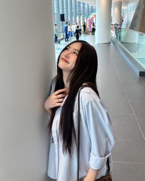Siriamol Onkoon Instagram - แคปชั่น : นั่งรอพี่มิ้ว 😂🎓💐