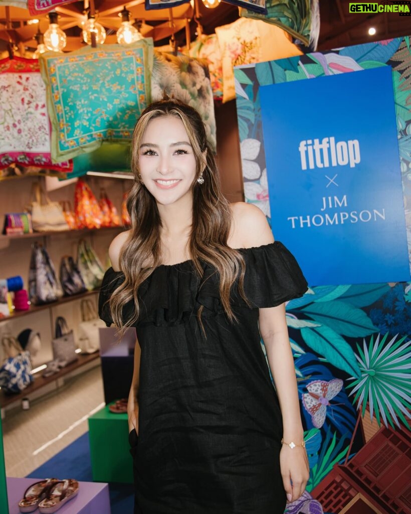 Sirin Preedeeyanon Instagram - มาทำงาน❎ มาเล่นกับเพื่อน✅ ดุ้กดิ้กไม่หยุดเพราะรองเท้าใส่สบายเกิน😳 @fitflopthailandofficial @jimthompson.official #FitFlopxJimThompson #FitFlopThailand #FitFlop