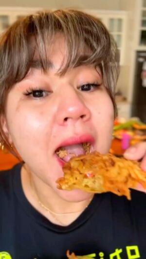 Sissy Prescillia Instagram - ✨ Bakwan Indomie ✨ 

	•	1 bungkus indomie goreng jumbo
	•	1 butir telur
	•	4 sdm tepung terigu 
	•	Kol, wortel, daun bawang, seledri, cabe rawit 
	•	1/4 sdt kaldu bubuk
	•	1/4 sdt garam

Jangan lupa tag gue kalo di recook ya buibu 💖

#MamaSissy #MomDaily #masak #Menu #recipe #Simple #fun #info #Cook #recook #food #menuviral #Reels  #sederhana #Kuliner #nusantara #kreasi #Indomie  #Indonesia #Instagood #instafood
