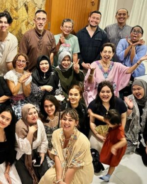 Sissy Prescillia Instagram - Idul Fitri. The moment I truly felt it purified and brought peace to my heart.

Now that it is 2024, it increasingly clear that one day Rifat and I will replace the role of our parents, where siblings and other families will come together to form a large joint family. May we all always be healthy.

Homemade happiness ❤️

#memories #ramadan #2024 #happines #family #kids #siblings #parents  #familytime #lebaran #iedmubarak #photography #love #instagood #instalike #instadaily