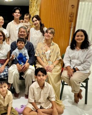 Sissy Prescillia Instagram - Idul Fitri. The moment I truly felt it purified and brought peace to my heart.

Now that it is 2024, it increasingly clear that one day Rifat and I will replace the role of our parents, where siblings and other families will come together to form a large joint family. May we all always be healthy.

Homemade happiness ❤️

#memories #ramadan #2024 #happines #family #kids #siblings #parents  #familytime #lebaran #iedmubarak #photography #love #instagood #instalike #instadaily