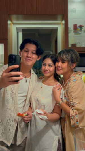 Sissy Prescillia Instagram - Momen kumpul keluarga yang akan selalu dikangenin tiap tahunnya selain rendang Mama @idahannas ✨

#video #ramadan #lebaran #day2 #family #2024 #vlog #daily #life #reels #viral #indonesia #culture #instagood #instagram