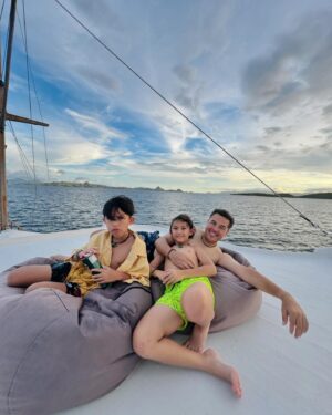 Sissy Prescillia Instagram - Biar papa mama gak bosen liat gadget teroosss! ⛵️☀️